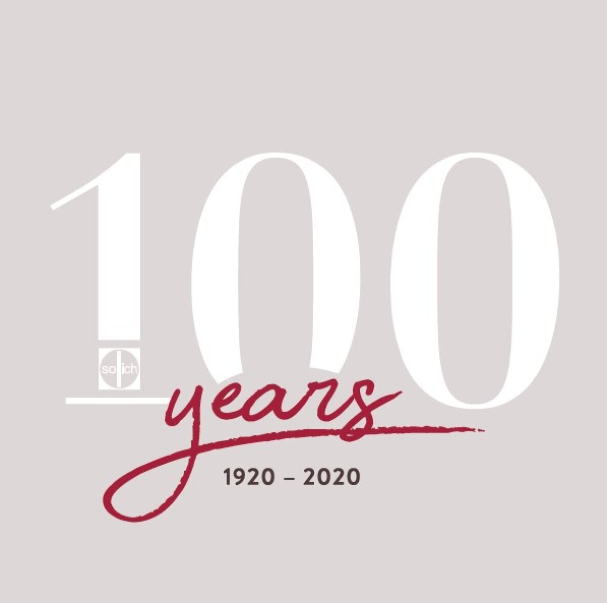 Der weiße Text lautet „100 Jahre 1920–2020“ auf hellgrauem Hintergrund. Das Wort „Jahre“ steht in roter Schrift über der Zahl 100. Innerhalb der ersten Null erscheint ein kleines Solich-Logo.